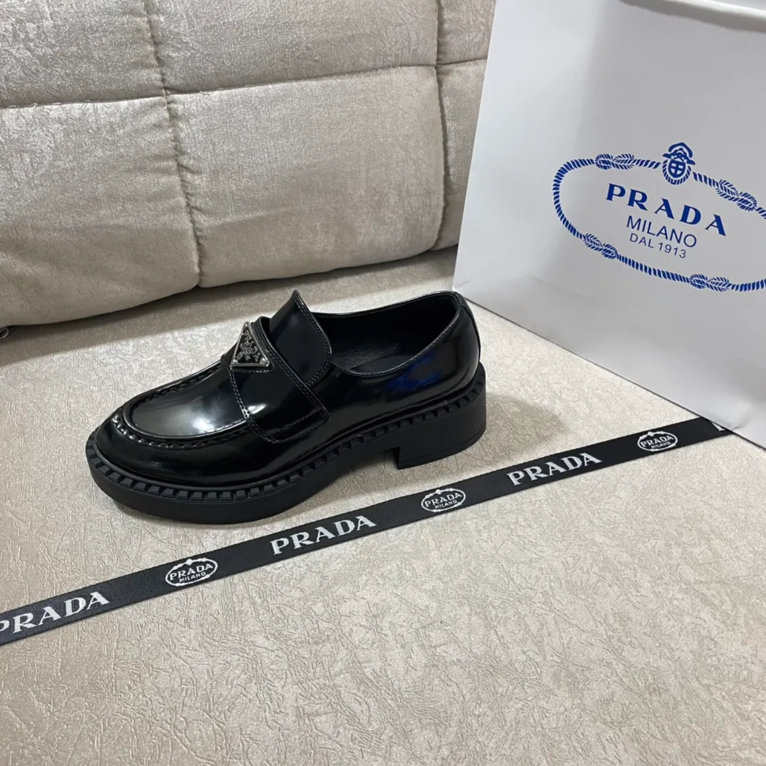 Factory direct sales p480🐘🐘Women's shoes, women's clothing Factory direct sales pRADA Official website synchronization # Unlimited out of stock at counters The purchasing version is strongly new Triangular silver buckle double bottom version Counter packaging Xiaohongshu Get Size: 35-40